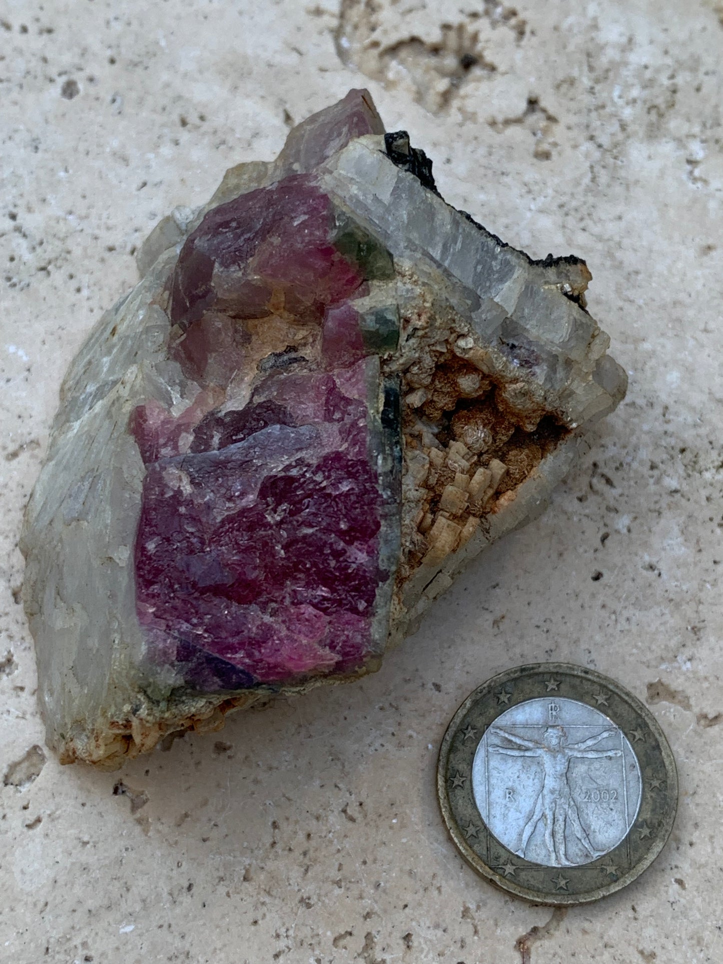 Tourmaline Rubellite, 58 x 50 x 43mm - 136,2 grammes. Une très belle petite pièce !