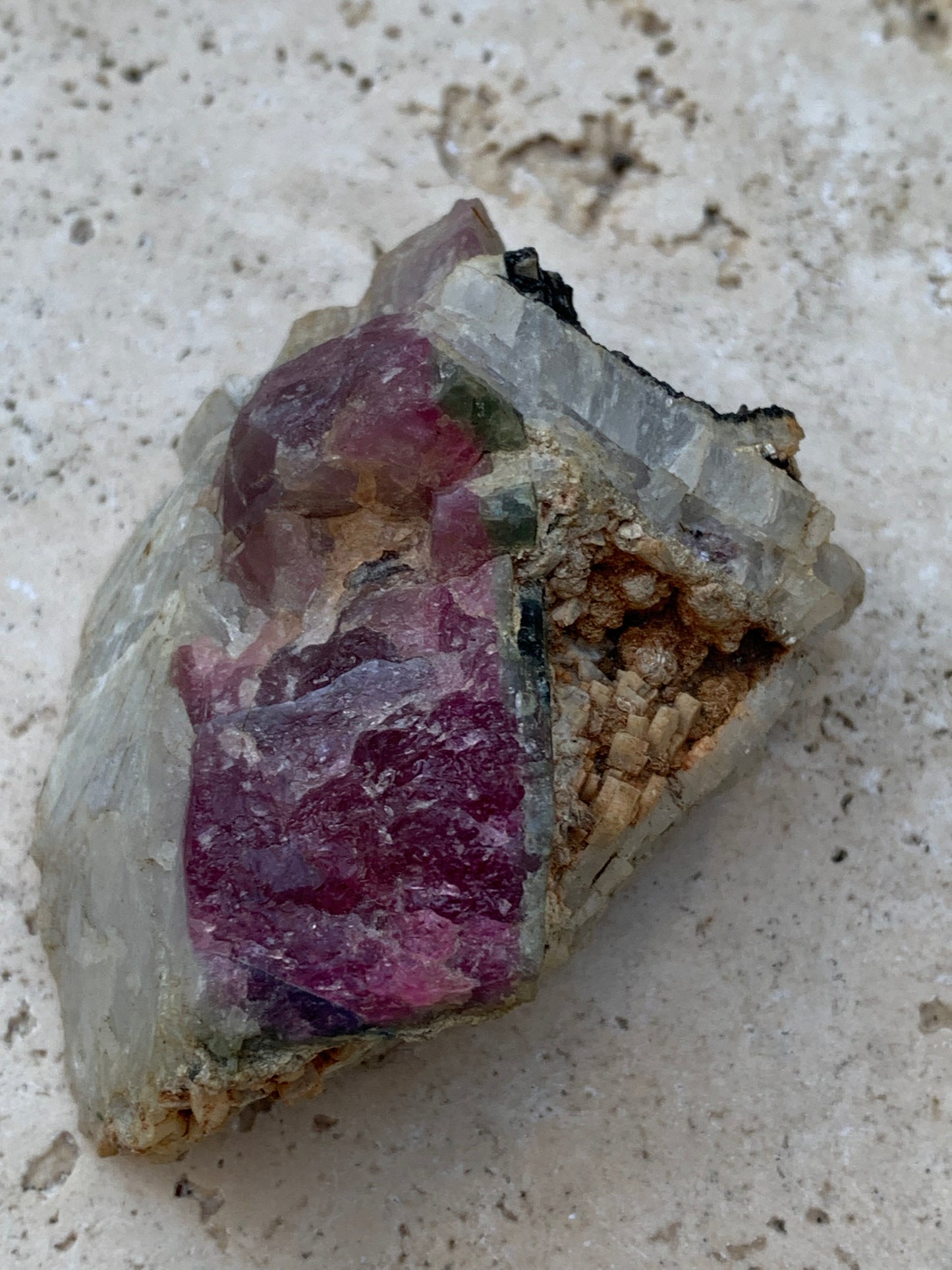 Tourmaline Rubellite, 58 x 50 x 43mm - 136,2 grammes. Une très belle petite pièce !