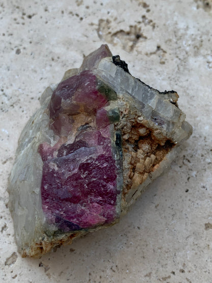 Tourmaline Rubellite, 58 x 50 x 43mm - 136,2 grammes. Une très belle petite pièce !