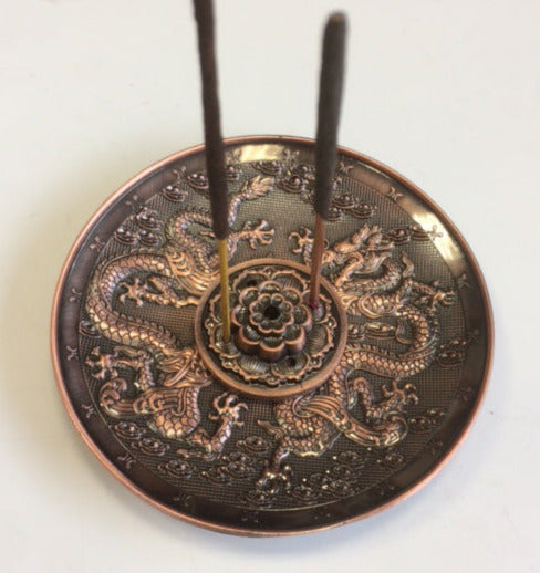 Brûleur d’encens orné de dragons – Alliage de zinc non toxique et recyclable. Compatible encens tibétains & japonais. Pièce finement décorée !