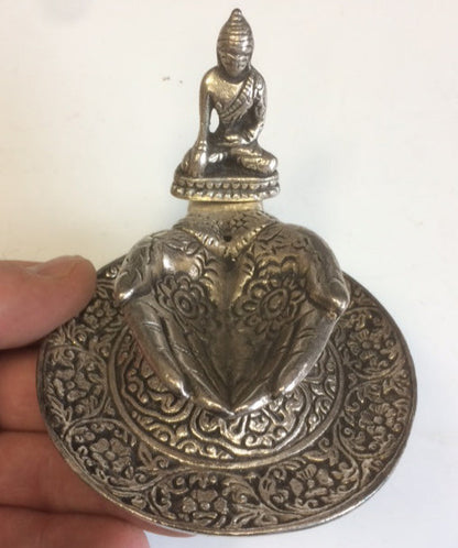 Porte-encens pour brûler des bâtons d'encens minces de 9x4 cm - 75 gr. - Avec un Bouddha et deux mains offrant qui recueillent les cendres. Sculptures détaillées !