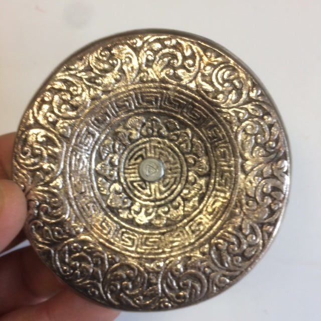 Porte-encens pour brûler des bâtons d'encens minces de 9x4 cm - 75 gr. - Avec un Bouddha et deux mains offrant qui recueillent les cendres. Sculptures détaillées !