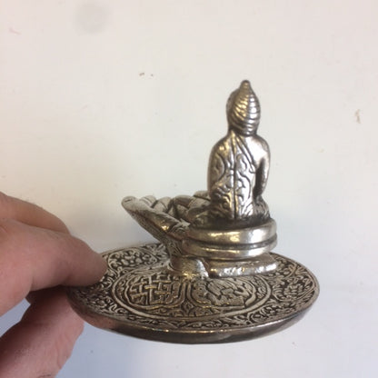 Porte-encens pour brûler des bâtons d'encens minces de 9x4 cm - 75 gr. - Avec un Bouddha et deux mains offrant qui recueillent les cendres. Sculptures détaillées !