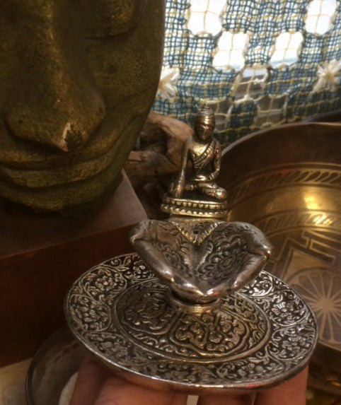 Porte-encens pour brûler des bâtons d'encens minces de 9x4 cm - 75 gr. - Avec un Bouddha et deux mains offrant qui recueillent les cendres. Sculptures détaillées !