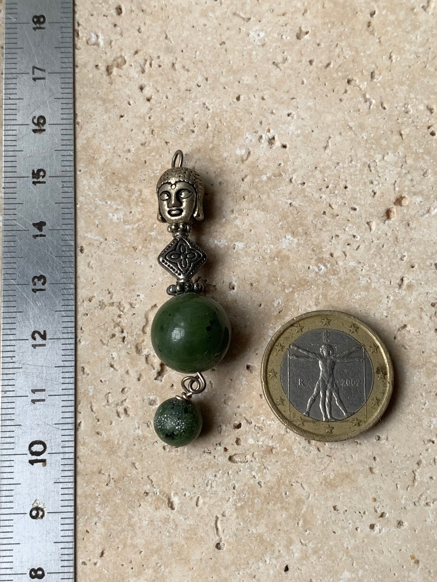 Pendentifs fait par G & Z, 3 modèles au choix, éléphant ou tête de Bouddha et son corps fait en perles de Jade, corail ou perle d'Inde. De 40, 48 et 55 millimètres. Vendu avec cordon noir réglable ou chainette pour le modèle 'éléphant' !