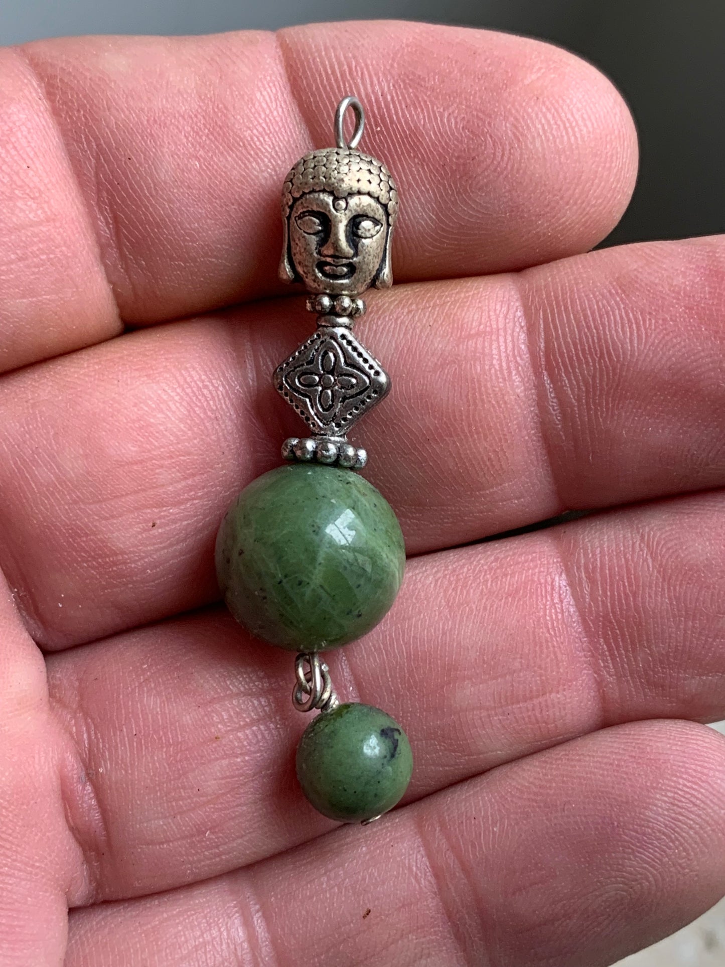 Pendentifs fait par G & Z, 3 modèles au choix, éléphant ou tête de Bouddha et son corps fait en perles de Jade, corail ou perle d'Inde. De 40, 48 et 55 millimètres. Vendu avec cordon noir réglable ou chainette pour le modèle 'éléphant' !