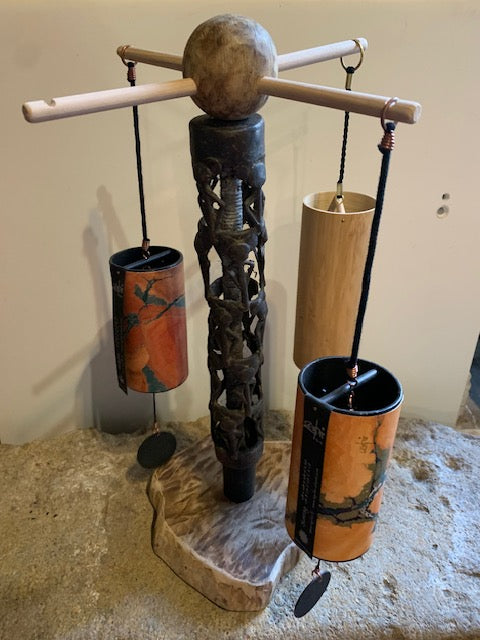 Création Zen Curiosity – Support bois & métal au style Africain - Pour tingsha, carillon (Koshi, Zaphir...). ± 47 cm × 25 × 25 cm