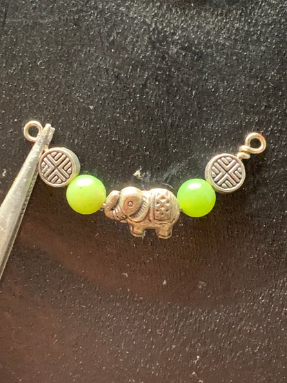 Pendentifs fait par G & Z, 3 modèles au choix, éléphant ou tête de Bouddha et son corps fait en perles de Jade, corail ou perle d'Inde. De 40, 48 et 55 millimètres. Vendu avec cordon noir réglable ou chainette pour le modèle 'éléphant' !
