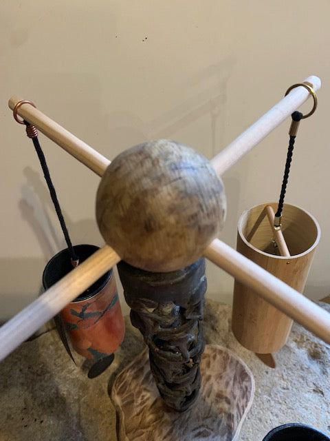 Création Zen Curiosity – Support bois & métal au style Africain - Pour tingsha, carillon (Koshi, Zaphir...). ± 47 cm × 25 × 25 cm