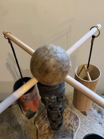 Création Zen Curiosity – Support bois & métal au style Africain - Pour tingsha, carillon (Koshi, Zaphir...). ± 47 cm × 25 × 25 cm