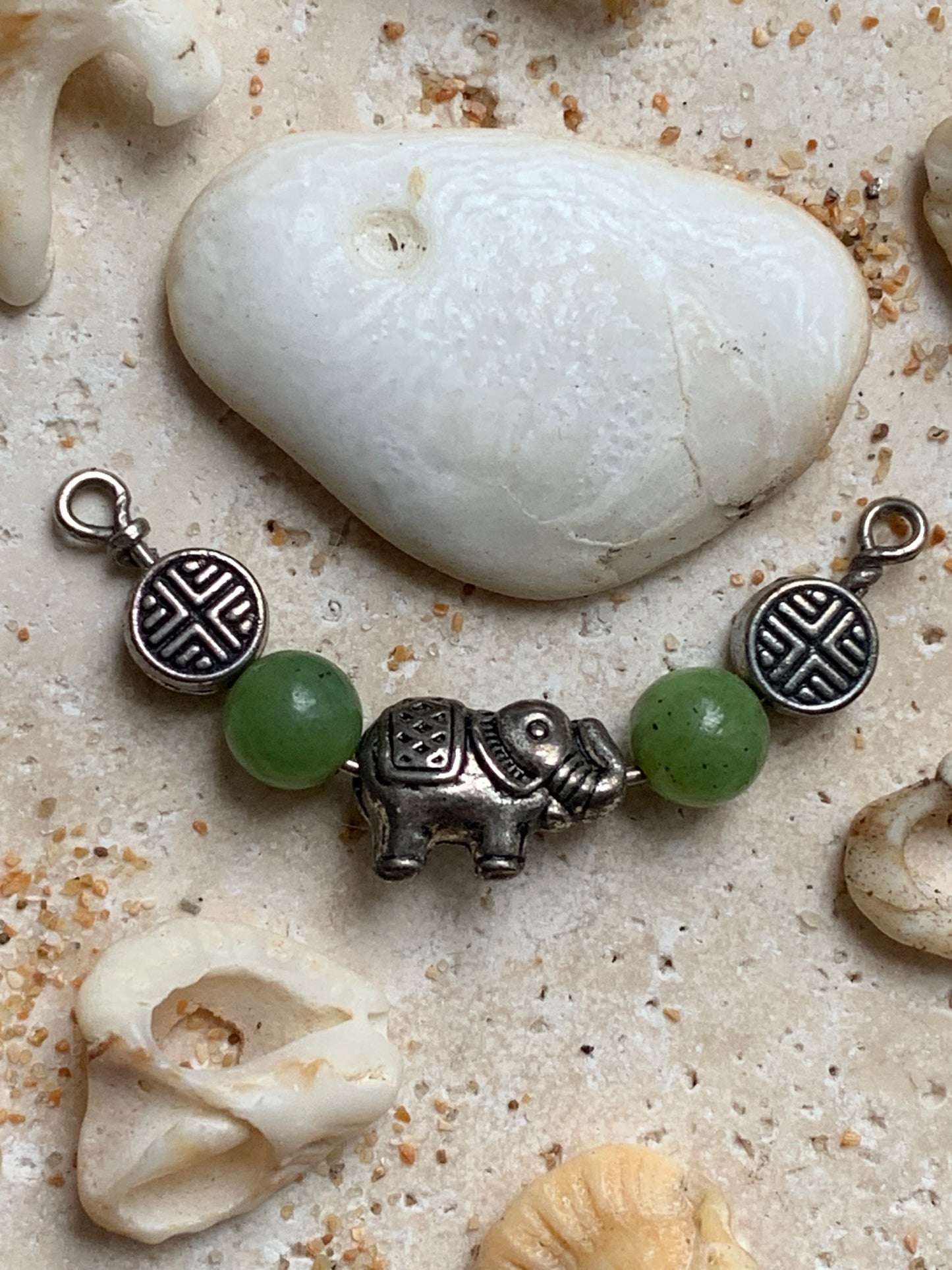 Pendentifs fait par G & Z, 3 modèles au choix, éléphant ou tête de Bouddha et son corps fait en perles de Jade, corail ou perle d'Inde. De 40, 48 et 55 millimètres. Vendu avec cordon noir réglable ou chainette pour le modèle 'éléphant' !