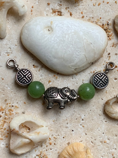 Pendentifs fait par G & Z, 3 modèles au choix, éléphant ou tête de Bouddha et son corps fait en perles de Jade, corail ou perle d'Inde. De 40, 48 et 55 millimètres. Vendu avec cordon noir réglable ou chainette pour le modèle 'éléphant' !