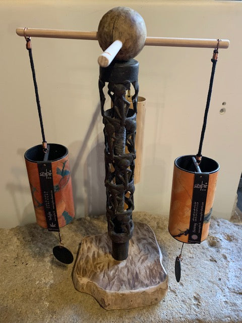 Création Zen Curiosity – Support bois & métal au style Africain - Pour tingsha, carillon (Koshi, Zaphir...). ± 47 cm × 25 × 25 cm