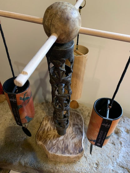 Création Zen Curiosity – Support bois & métal au style Africain - Pour tingsha, carillon (Koshi, Zaphir...). ± 47 cm × 25 × 25 cm