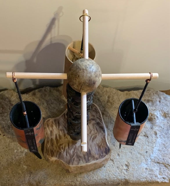 Création Zen Curiosity – Support bois & métal au style Africain - Pour tingsha, carillon (Koshi, Zaphir...). ± 47 cm × 25 × 25 cm