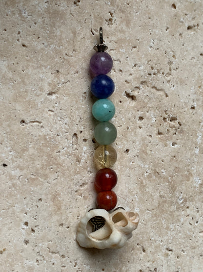 Pendentif '7 chakras' fait par Gem & Zen, au choix : 7 perles avec un coquillage naturel ou sans ! De 52 millimètres de hauteur x 6 millimètres de diamètre. Vendu avec cordon réglable de couleur noire !