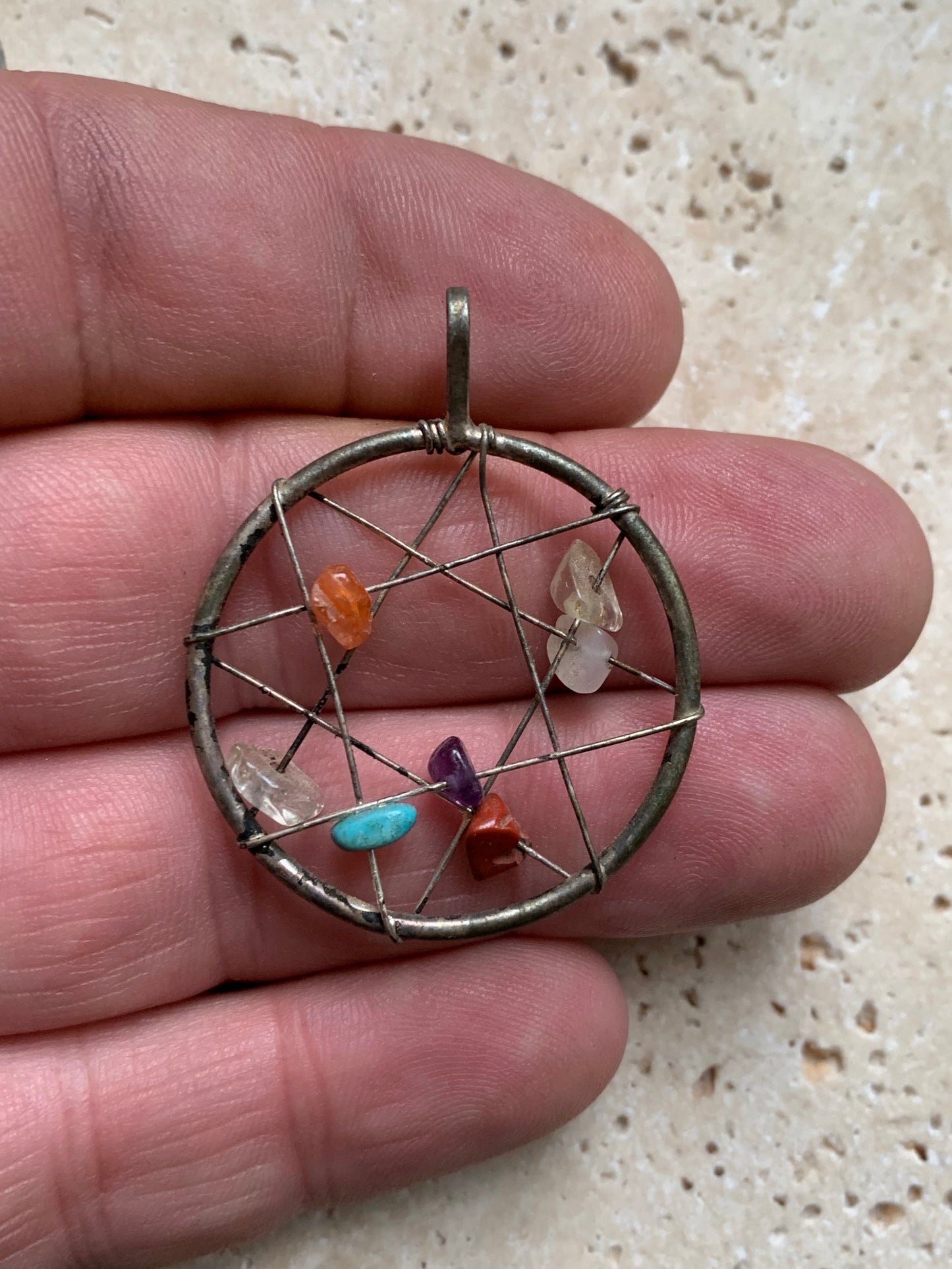 Attrape-rêves, pendentif  '7 chakras' de 35 millimètres de diamètre, en métal argenté (laiton). Vendu avec cordon réglable de couleur noire !