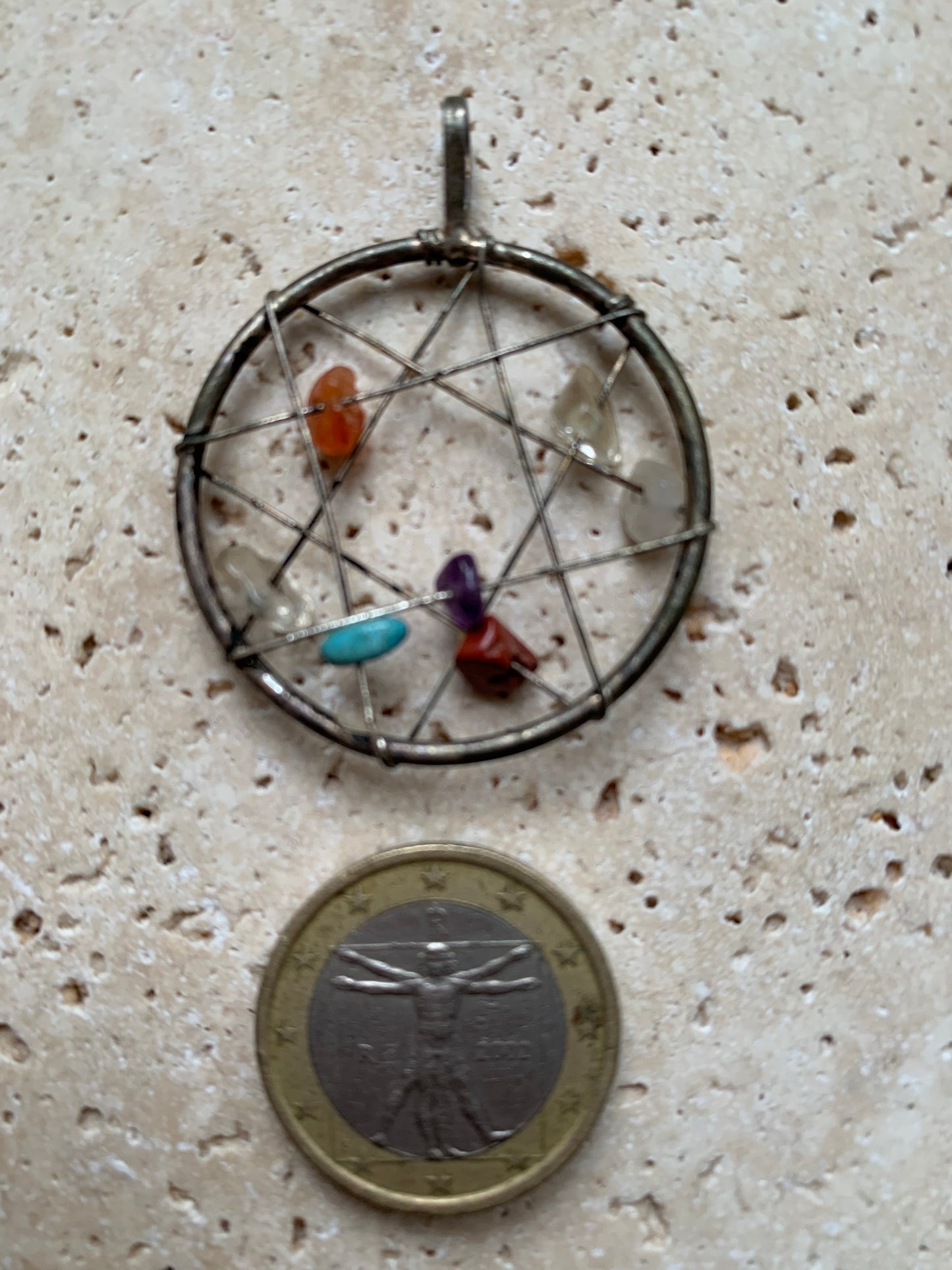 Attrape-rêves, pendentif  '7 chakras' de 35 millimètres de diamètre, en métal argenté (laiton). Vendu avec cordon réglable de couleur noire !