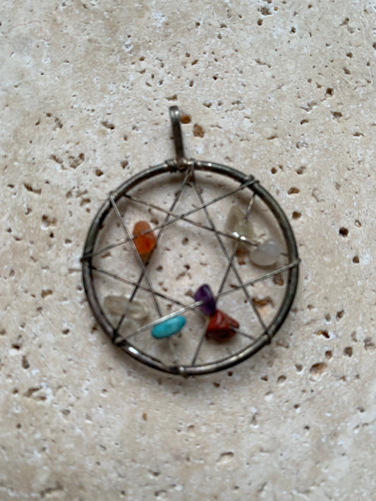 Attrape-rêves, pendentif  '7 chakras' de 35 millimètres de diamètre, en métal argenté (laiton). Vendu avec cordon réglable de couleur noire !