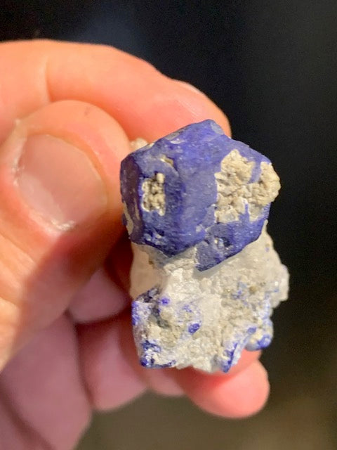 Azurite sur quartz avec traces de pyrite - Spécimen brut - 40 x 36 x 27 mm - 30,7 gr.