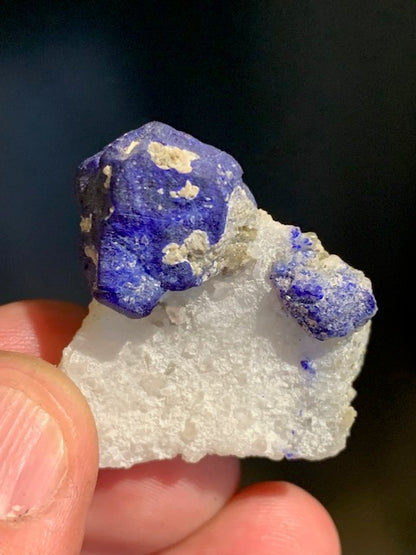 Azurite sur quartz avec traces de pyrite - Spécimen brut - 40 x 36 x 27 mm - 30,7 gr.