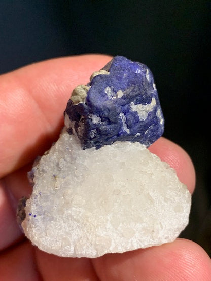 Azurite sur quartz avec traces de pyrite - Spécimen brut - 40 x 36 x 27 mm - 30,7 gr.
