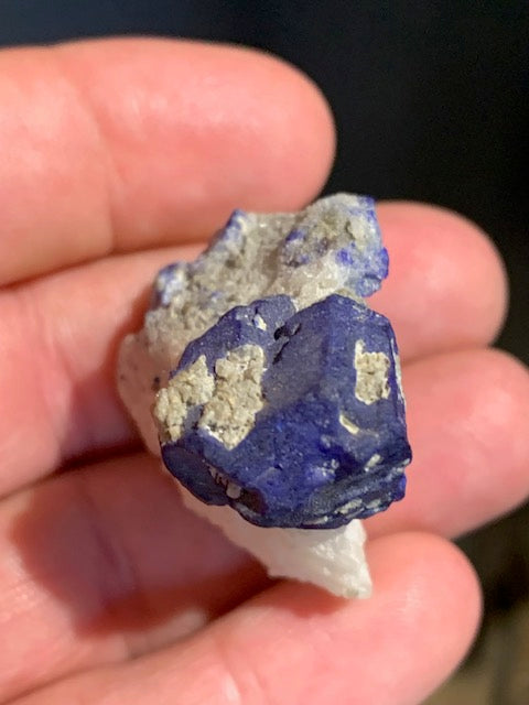 Azurite sur quartz avec traces de pyrite - Spécimen brut - 40 x 36 x 27 mm - 30,7 gr.