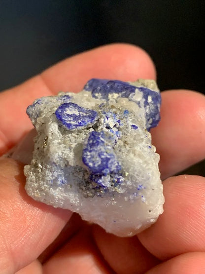 Azurite sur quartz avec traces de pyrite - Spécimen brut - 40 x 36 x 27 mm - 30,7 gr.