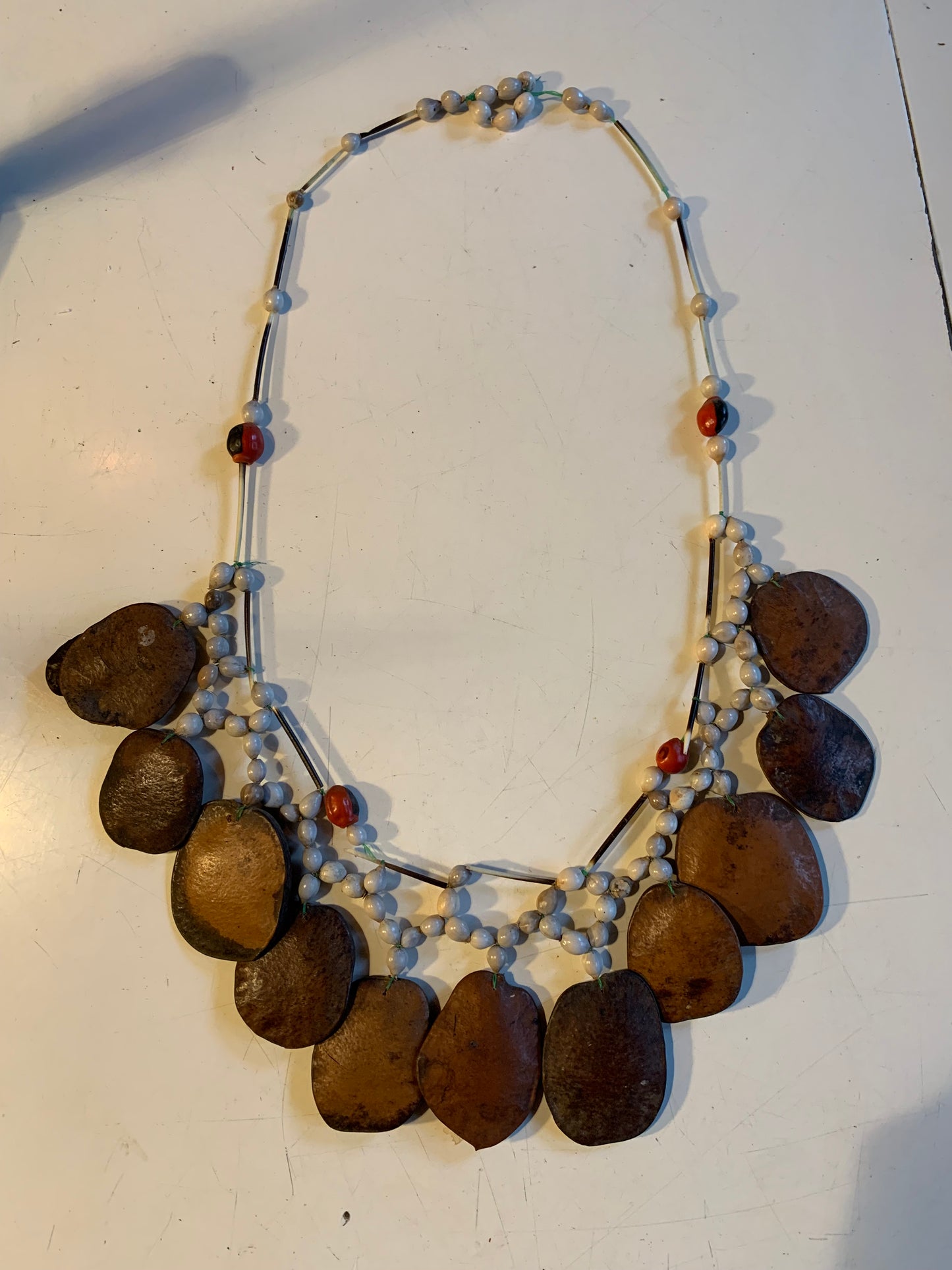 Collier du Pérou en graines naturelles, perles de ± 6 à 50 mm. Taille de 80/85 cm !