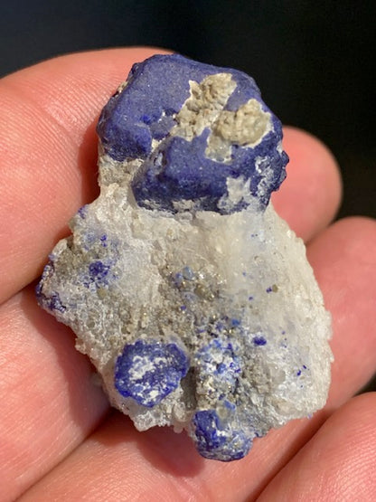 Azurite sur quartz avec traces de pyrite - Spécimen brut - 40 x 36 x 27 mm - 30,7 gr.
