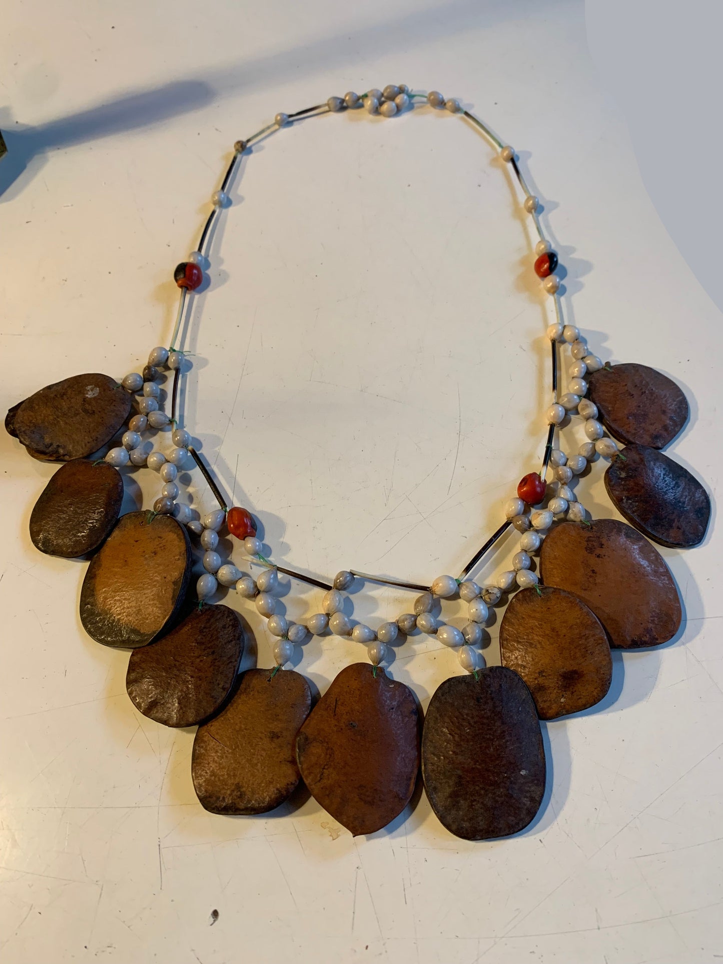 Collier du Pérou en graines naturelles, perles de ± 6 à 50 mm. Taille de 80/85 cm !