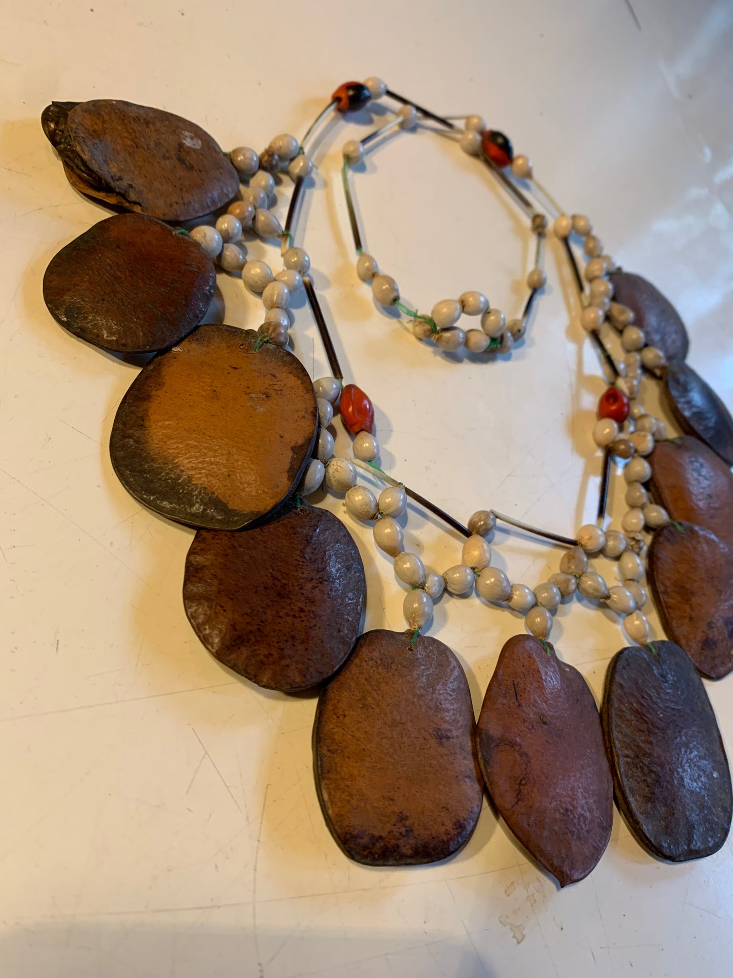 Collier du Pérou en graines naturelles, perles de ± 6 à 50 mm. Taille de 80/85 cm !