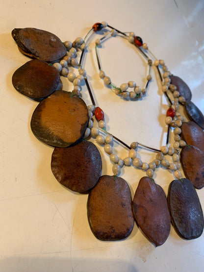 Collier du Pérou en graines naturelles, perles de ± 6 à 50 mm. Taille de 80/85 cm !