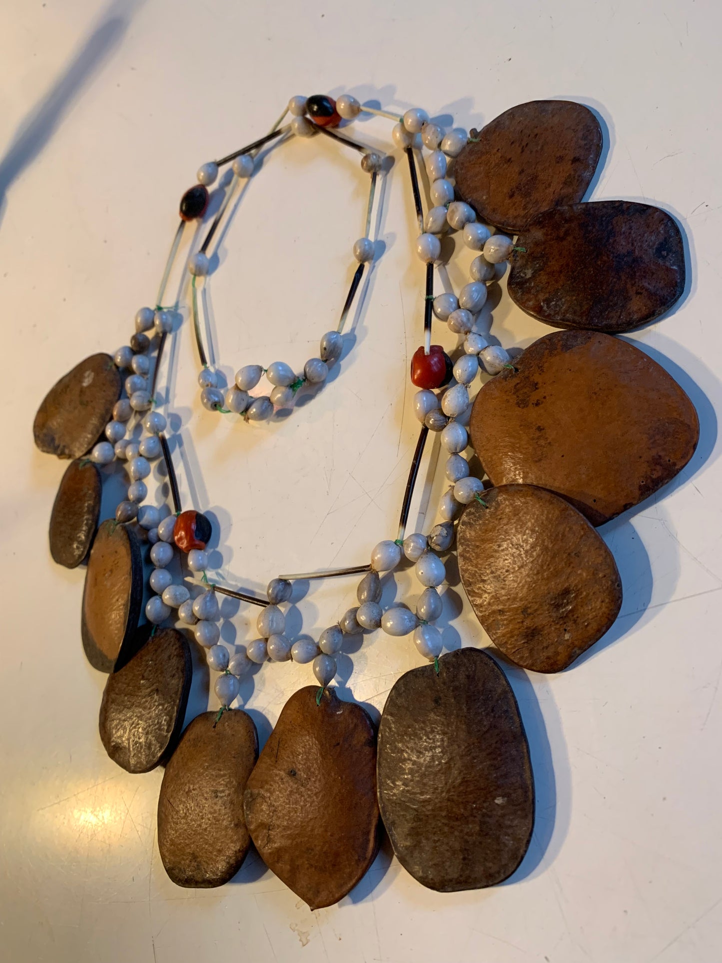 Collier du Pérou en graines naturelles, perles de ± 6 à 50 mm. Taille de 80/85 cm !