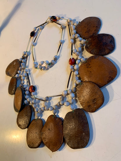 Collier du Pérou en graines naturelles, perles de ± 6 à 50 mm. Taille de 80/85 cm !