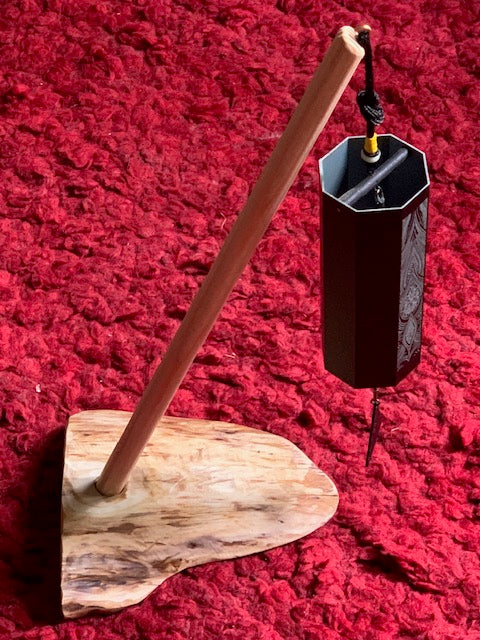 Support en bois à 1 emplacement pour tingsha, carillon (Koshi, Zaphir...). ± 45 cm - Création Zen Curiosity