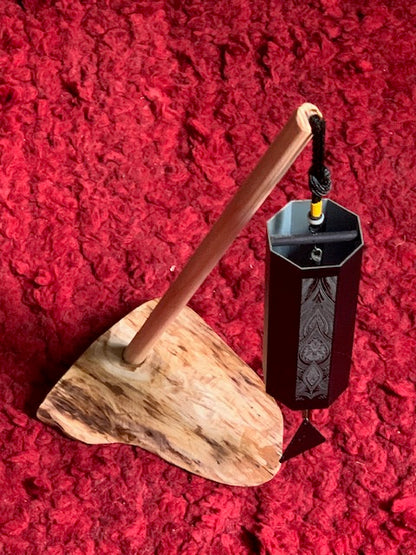 Support en bois à 1 emplacement pour tingsha, carillon (Koshi, Zaphir...). ± 45 cm - Création Zen Curiosity