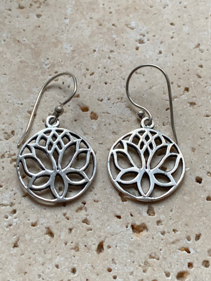 Boucles d'oreilles en forme de Lotus de 19 millimètres de diamètre, finition argenté, très beau modèle, simple et élégant parfait !