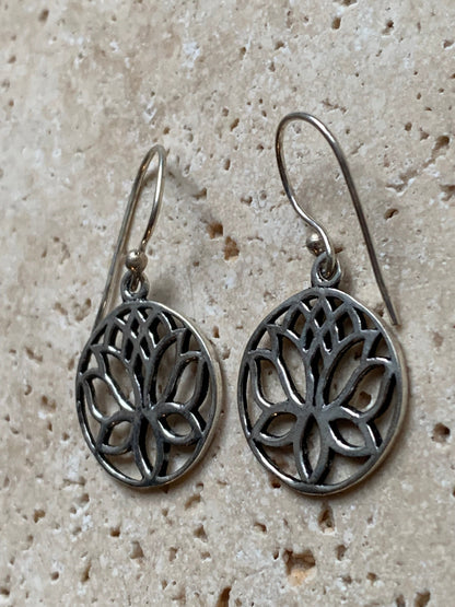 Boucles d'oreilles en forme de Lotus de 19 millimètres de diamètre, finition argenté, très beau modèle, simple et élégant parfait !
