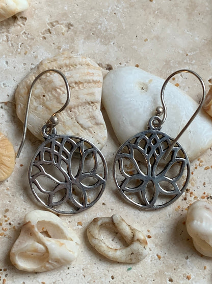 Boucles d'oreilles en forme de Lotus de 19 millimètres de diamètre, finition argenté, très beau modèle, simple et élégant parfait !