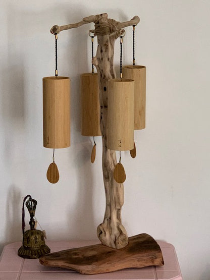 Support en bois flotté pour tingsha, carillon (Koshi, Zaphir...). ± 54 cm - Création Zen Curiosity