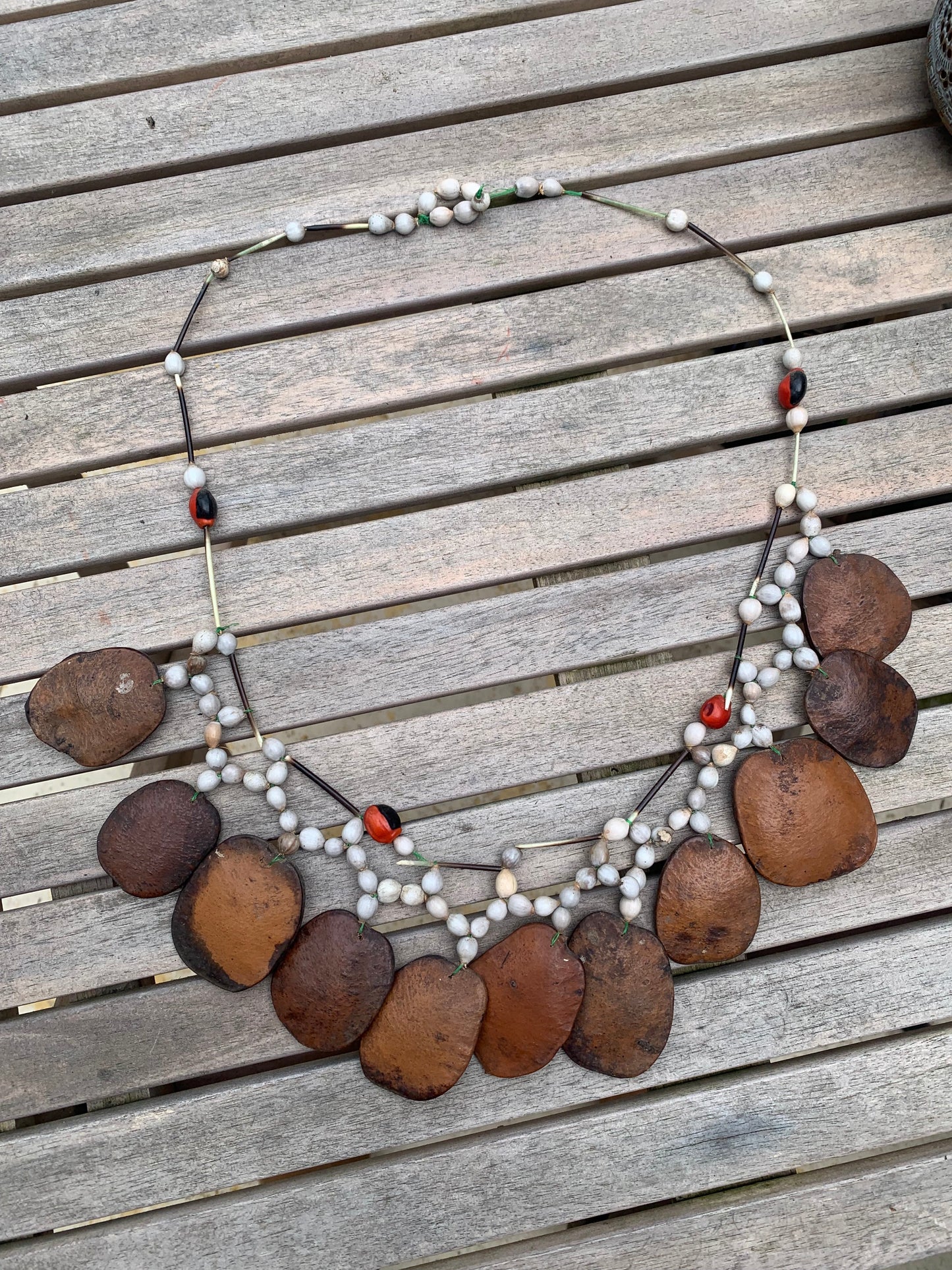 Collier du Pérou en graines naturelles, perles de ± 6 à 50 mm. Taille de 80/85 cm !