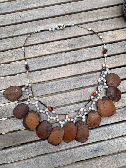 Collier du Pérou en graines naturelles, perles de ± 6 à 50 mm. Taille de 80/85 cm !