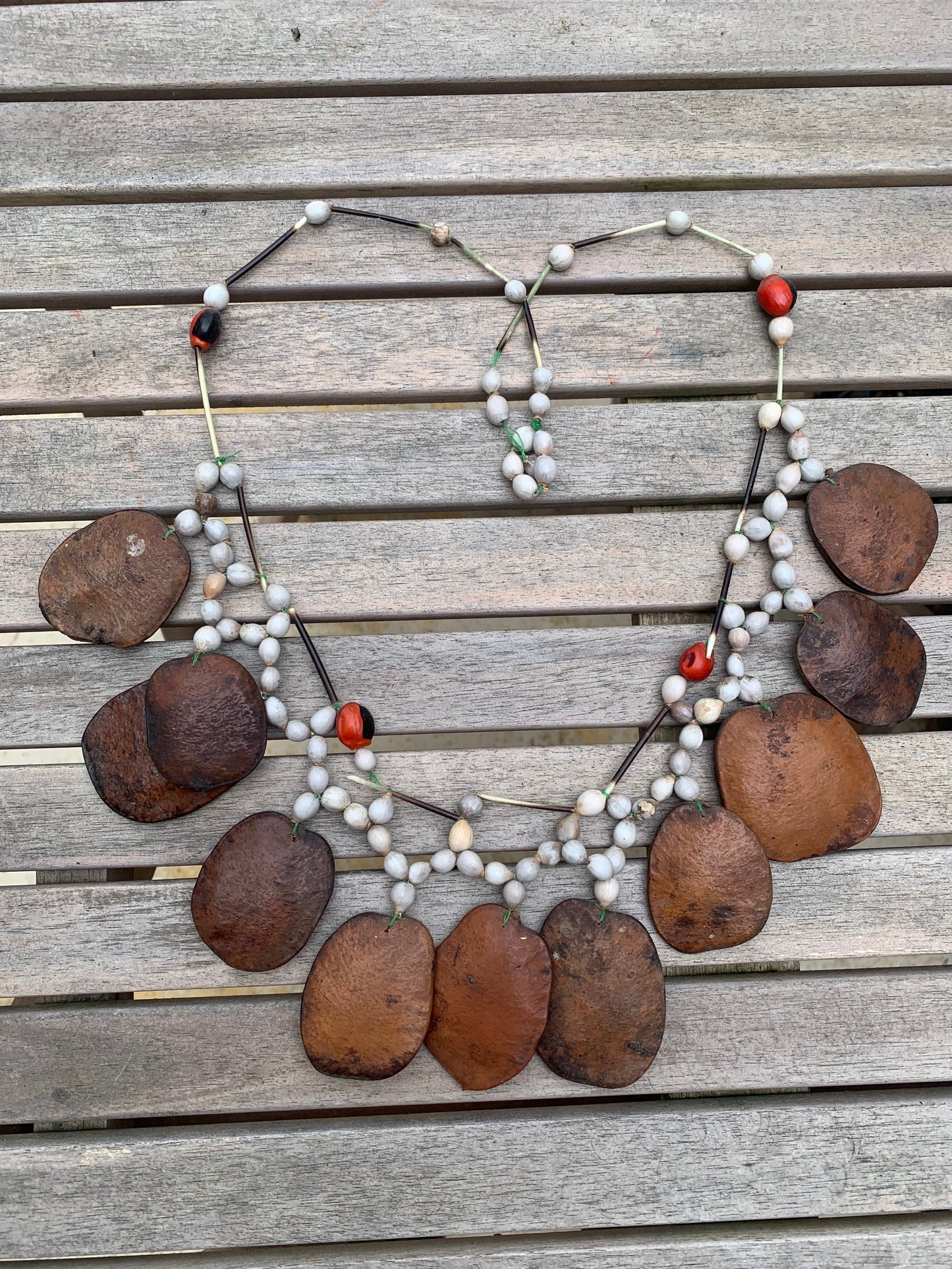 Collier du Pérou en graines naturelles, perles de ± 6 à 50 mm. Taille de 80/85 cm !
