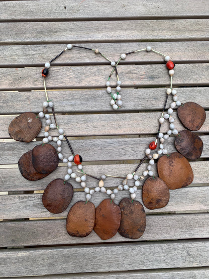 Collier du Pérou en graines naturelles, perles de ± 6 à 50 mm. Taille de 80/85 cm !