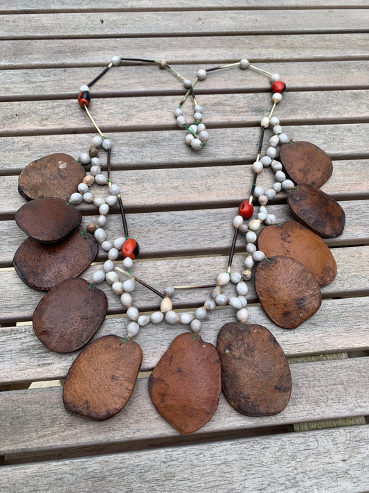 Collier du Pérou en graines naturelles, perles de ± 6 à 50 mm. Taille de 80/85 cm !