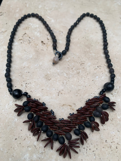 Peruvian necklace made of natural seeds, pearls of ± 2 to 6 mm. Size 55 cm + 50 mm panoramic view!