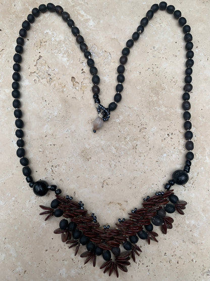 Peruvian necklace made of natural seeds, pearls of ± 2 to 6 mm. Size 55 cm + 50 mm panoramic view!