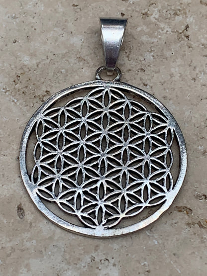 Pendentif en Argent 925 en forme de Fleur de vie, de 30 millimètres de diamètre. Vendu avec cordon noir réglable offert, parfait !