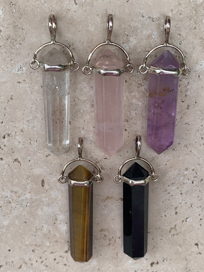 Pendentifs de cristaux 'laser' à pointe biterminée avec attache articulée, au choix : Cristal, quartz rose, améthyste, obsidienne, oeil de tigre ! De 37 millimètres x 8 millimètres de diamètre. Vendu avec cordon réglable de couleur noire !